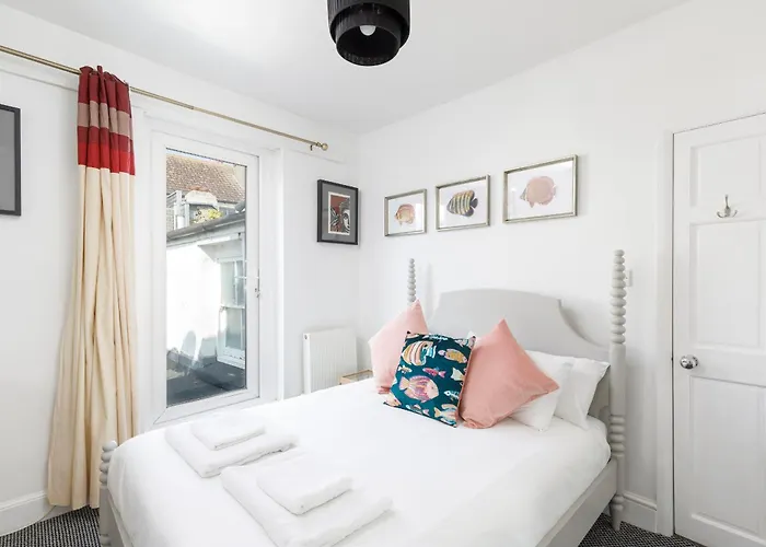 Trendy Central 1 Bed Flat With Roof Terrace