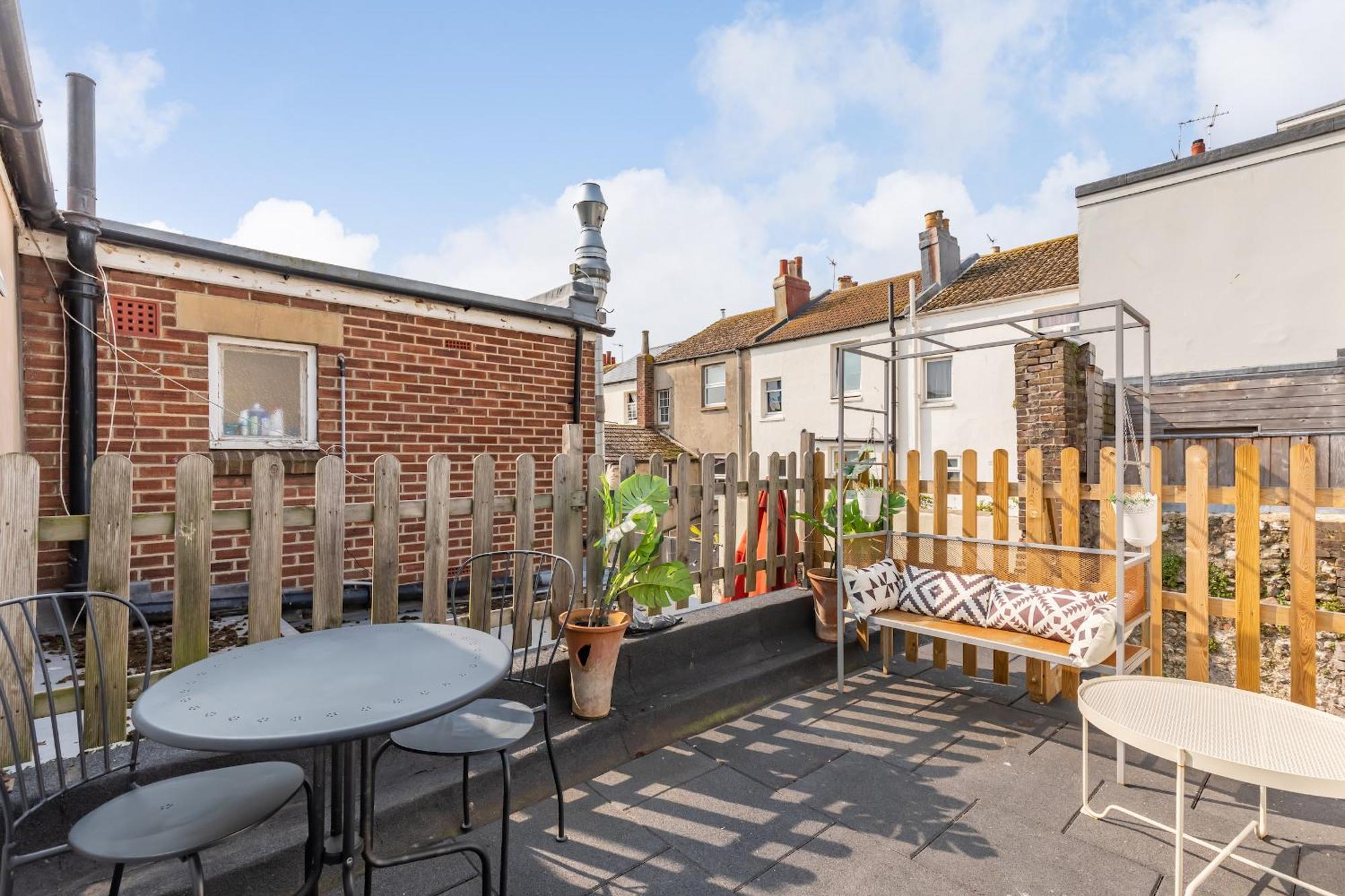 Trendy 1 Bed Flat With Roof Terrace *