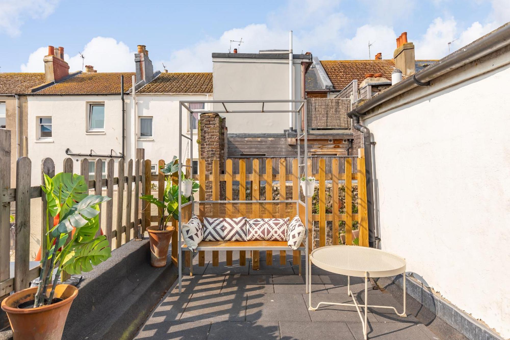 Trendy 1 Bed Flat With Roof Terrace