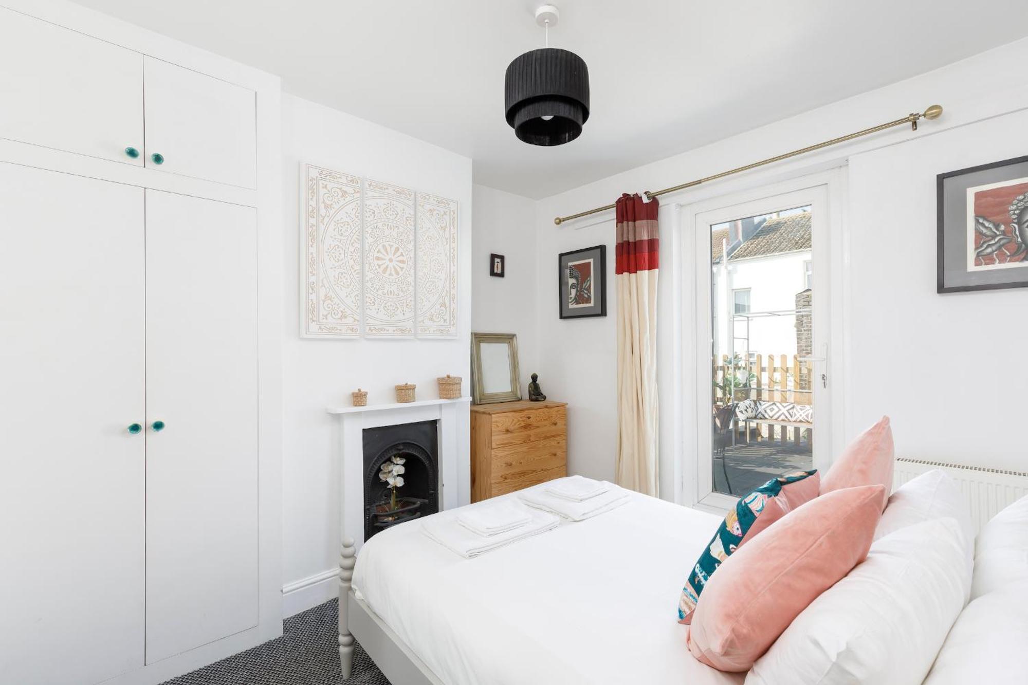 Trendy 1 Bed Flat With Roof Terrace Apartment *